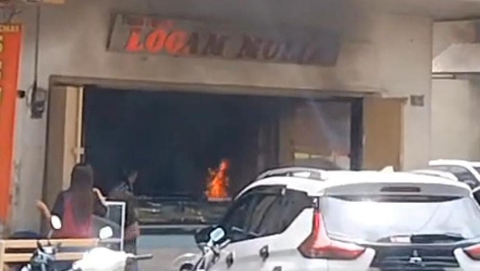 toko-emas-di-jalan-somba-opu-makassar-terbakar-diduga-dilempari-bom-molotov-1770880355595_169