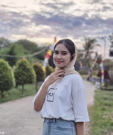 Pengguna memakai earphone bluetooth