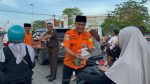 Petugas SAR Natuna dan Kejari Natuna membagikan takjil kepada warga di Ranai.