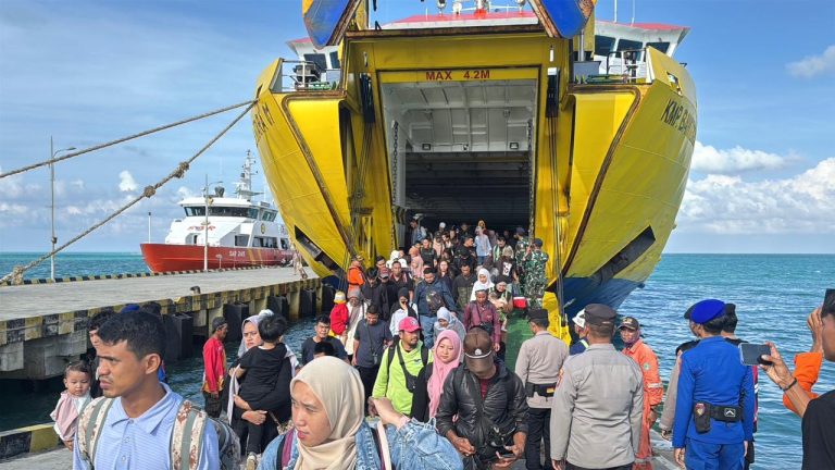 Kapolres Natuna memantau arus balik Lebaran di Pelabuhan Penagi