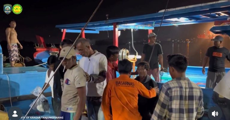 Evakuasi korban kapal terbalik KM Makmur Jaya di Bintan