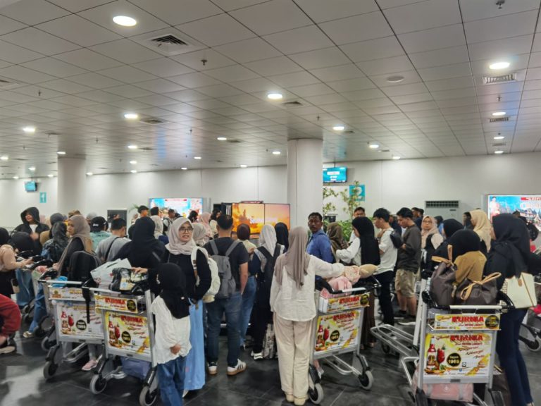 Aktivitas penumpang di Bandara Hang Nadim Batam saat angkutan Lebaran 2026