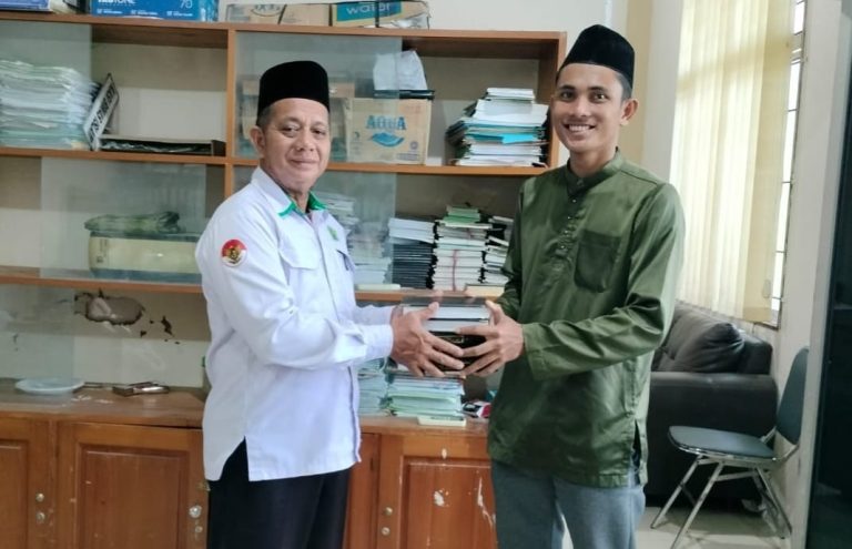Kemenag Natuna serahkan wakaf Al-Qur’an ke DEMA STAI