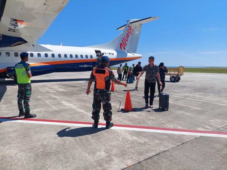 Personel Lanud RSA mengamankan arus mudik di bandara.