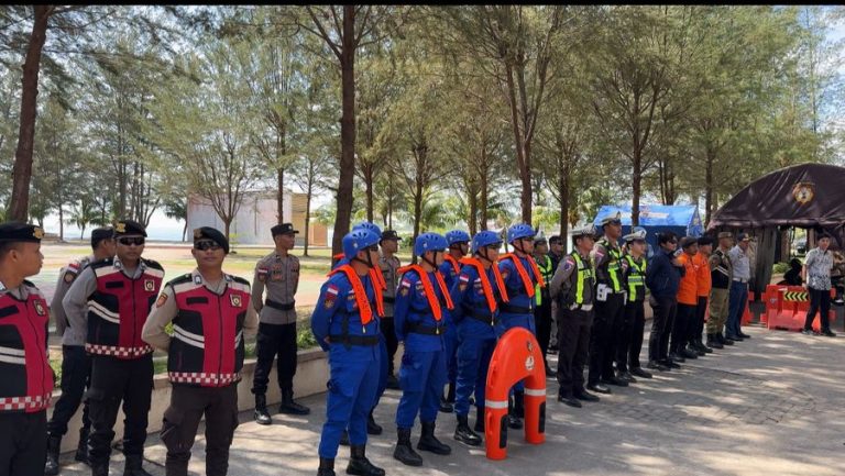 Kesiapsiagaan petugas di Pos Terpadu Pantai Piwang.