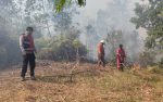 Polsek Tanjungpinang Kota padamkan karhutla di Kampung Bugis