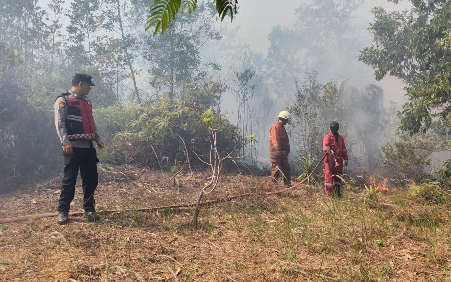 Polsek Tanjungpinang Kota padamkan karhutla di Kampung Bugis