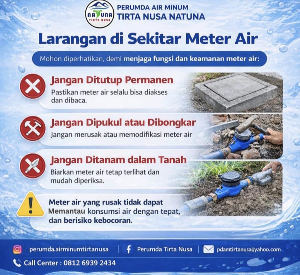 Petugas memeriksa meter air pelanggan di Natuna