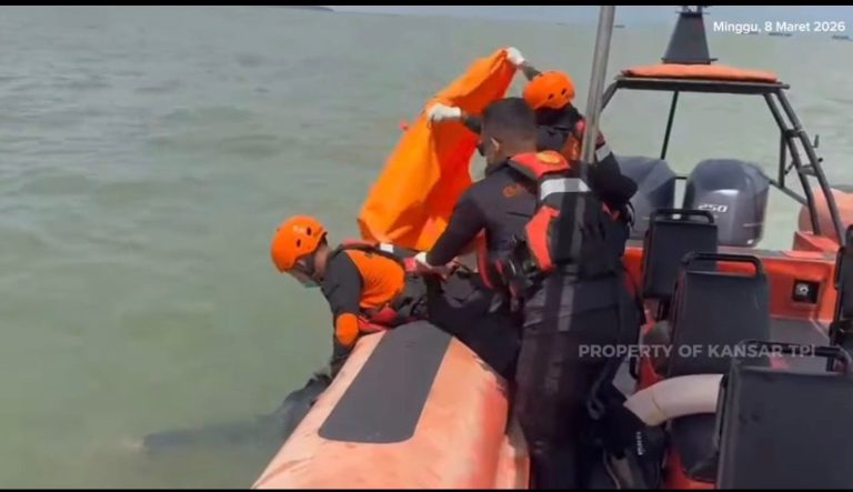 Evakuasi korban jatuh dari speedboat di Karimun