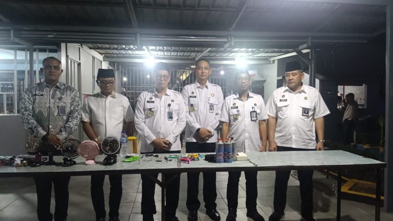 Sidak dan razia kamar hunian warga binaan di Lapas Batam.