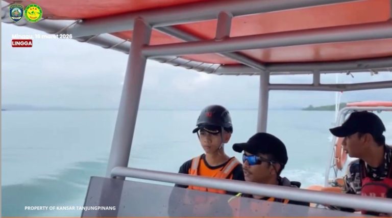 Tim SAR mencari nelayan hilang di perairan Lingga.