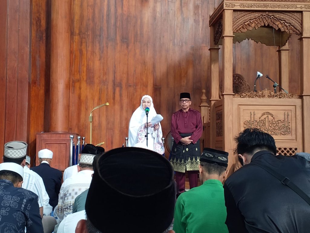 Bupati dan wakil bupati Natuna melaksanakan sholat idul Fitri di masjid agung Natuna.