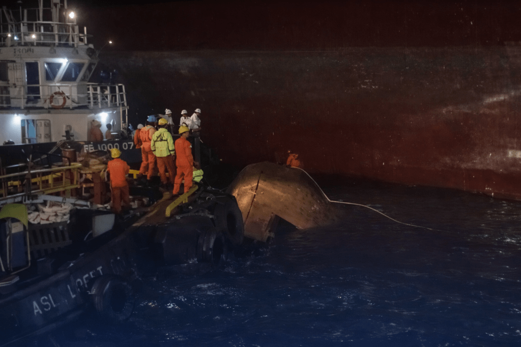 Proses pencarian korban kapal tugboat TB ASL Mega yang terbalik di Batam