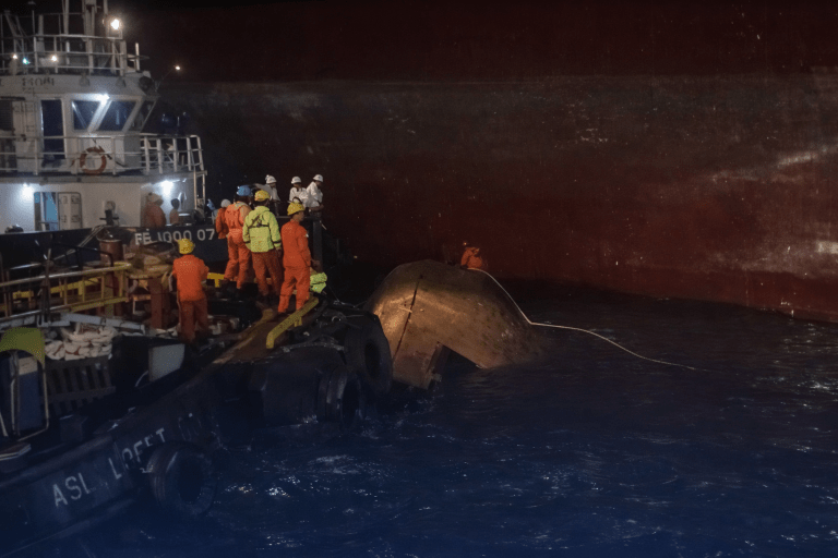 Proses pencarian korban kapal tugboat TB ASL Mega yang terbalik di Batam