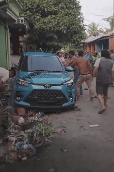 Mobil pelaku pencurian anjing menabrak rumah saat dikejar warga di Batu Aji Batam