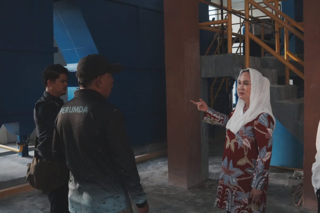 Bupati Natuna Cen Sui Lan meninjau fasilitas produksi air bersih Embung Sedanau di Bunguran Barat