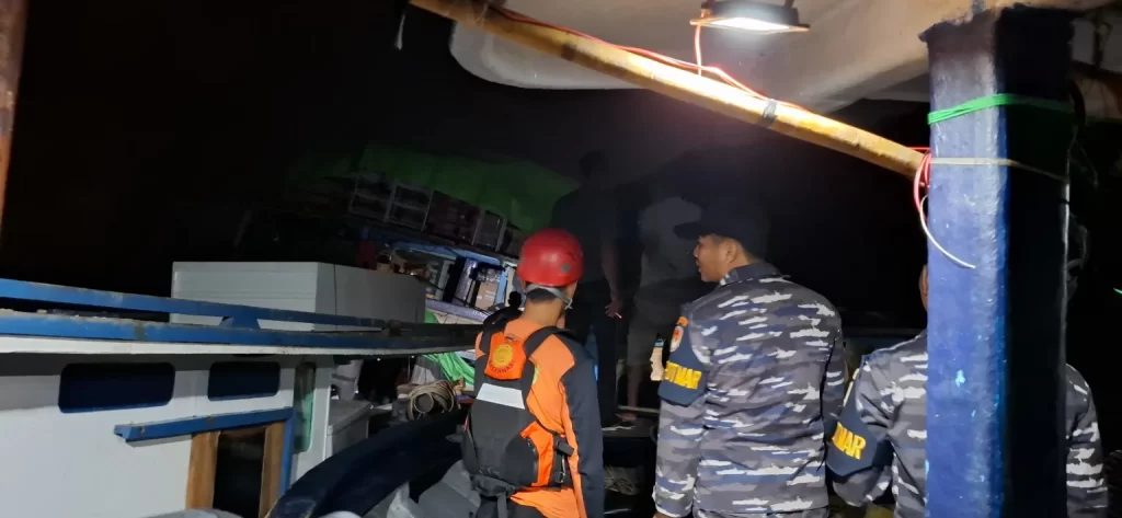 Tim SAR gabungan mengevakuasi awak kapal KLM Putra Natuna yang mengalami kebocoran di perairan Serasan, Kabupaten Natuna.