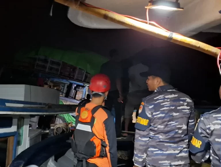 Tim SAR gabungan mengevakuasi awak kapal KLM Putra Natuna yang mengalami kebocoran di perairan Serasan, Kabupaten Natuna.
