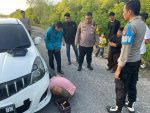 kapolres-natuna-bantu-mobil-patah-as-1.jpg