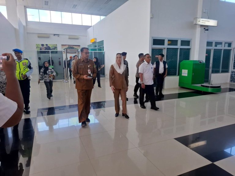 Peninjauan Bandara Raden Sadjad oleh Bupati Natuna.