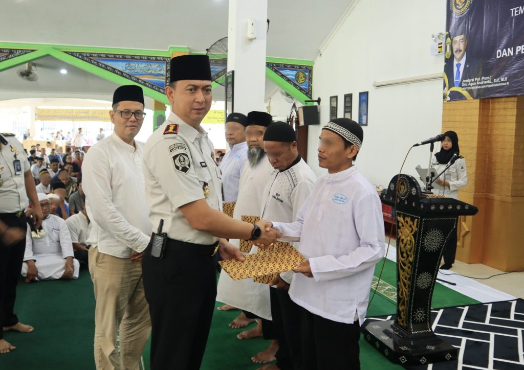 Suasana khidmat penyerahan remisi Idul Fitri di Masjid At-Taubah Lapas Batam dengan 759 warga binaan penerima remisi
