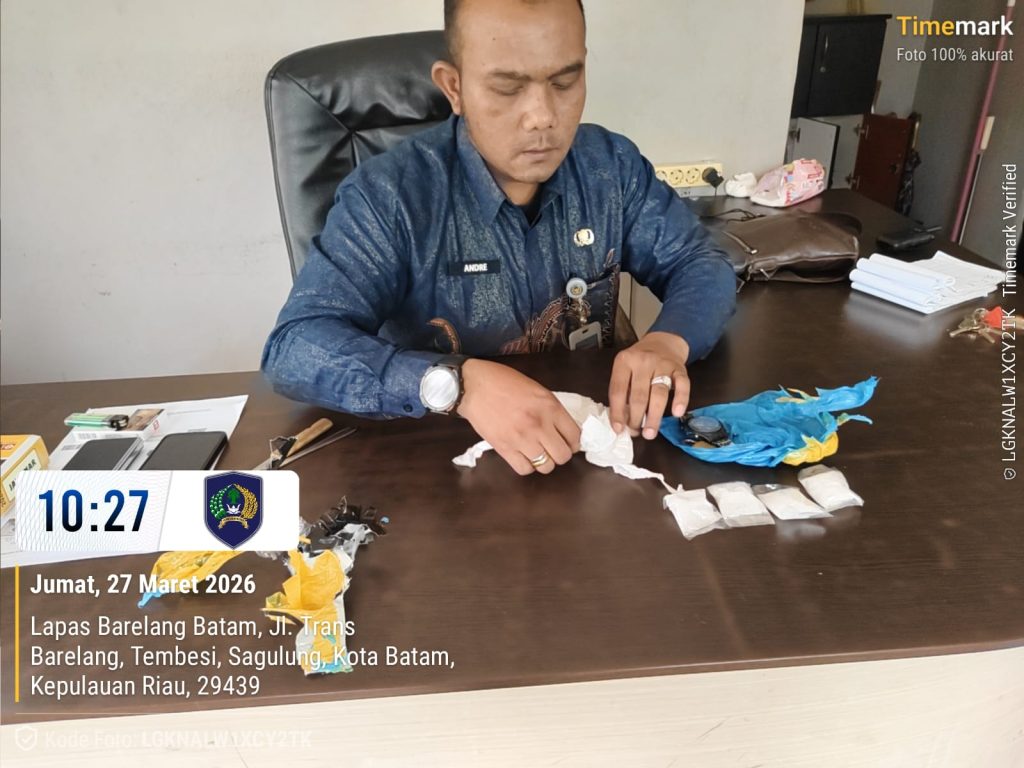 Suasana pemeriksaan barang bukti temuan narkotika di Lapas Batam dengan pengawasan pejabat terkait.