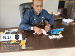 Suasana pemeriksaan barang bukti temuan narkotika di Lapas Batam dengan pengawasan pejabat terkait.