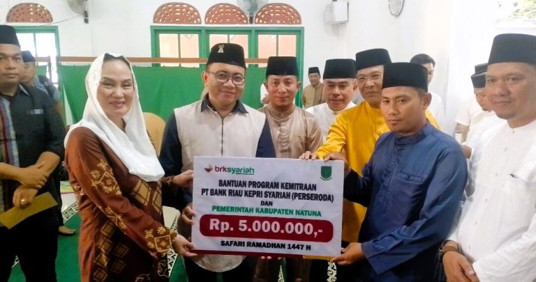 Penyerahan bantuan BRK Syariah kepada masjid di Natuna saat Safari Ramadhan.