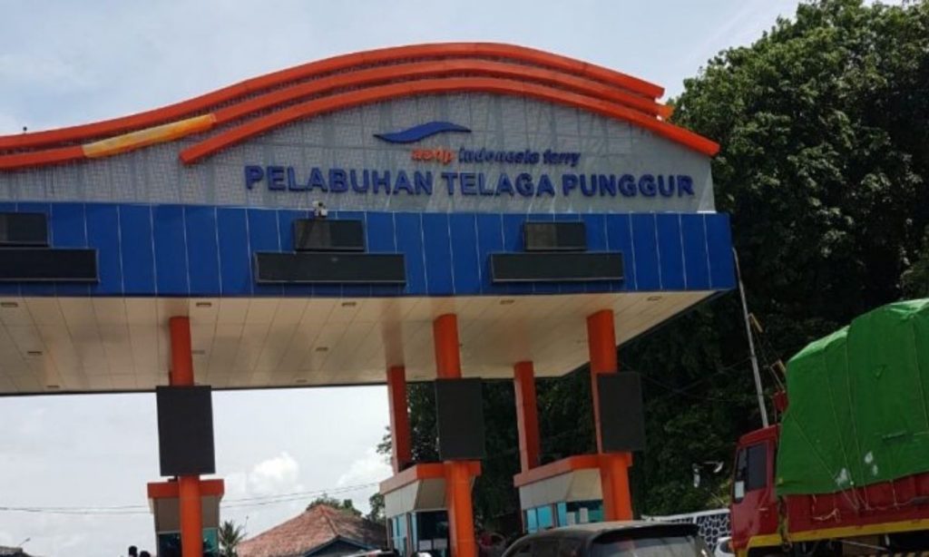 Penumpang kapal Roro di Pelabuhan Telaga Punggur Batam.