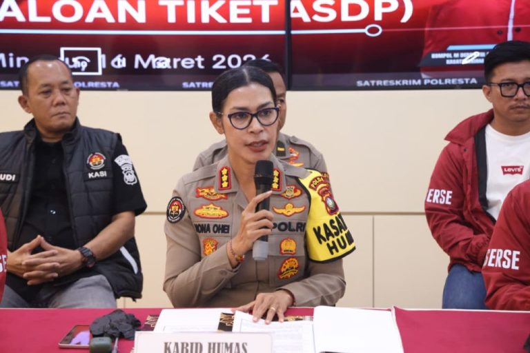 Pengungkapan kasus calo tiket Pelni di Batam oleh polisi.