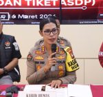 Pengungkapan kasus calo tiket Pelni di Batam oleh polisi.