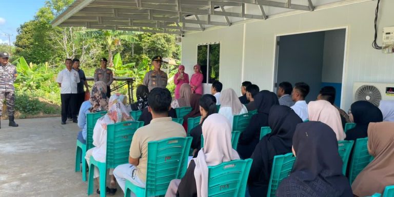 Proses wawancara relawan Polres Lingga.