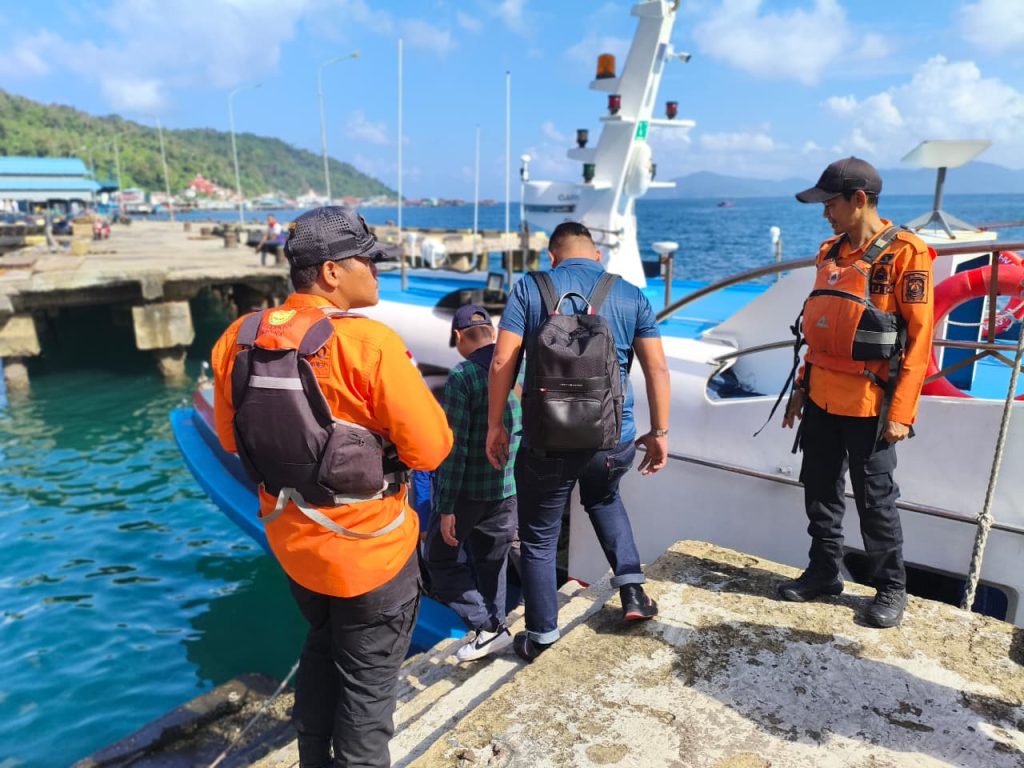 Personel SAR Natuna siaga di Pelabuhan Tarempa saat pemantauan embarkasi kapal penumpang.