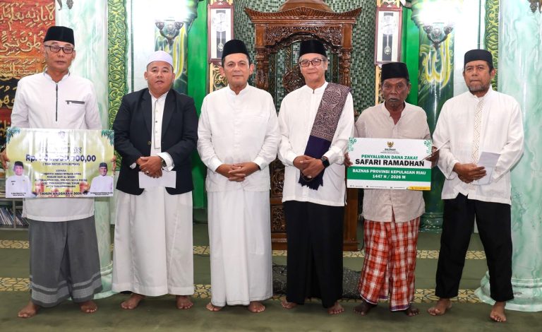 Gubernur Kepri Ansar Ahmad menyerahkan hibah Rp300 juta di Masjid Nur Al Weini Tanjungpinang