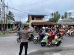 Personel Polres Natuna mengatur lalu lintas di pasar tumpah Ramadhan