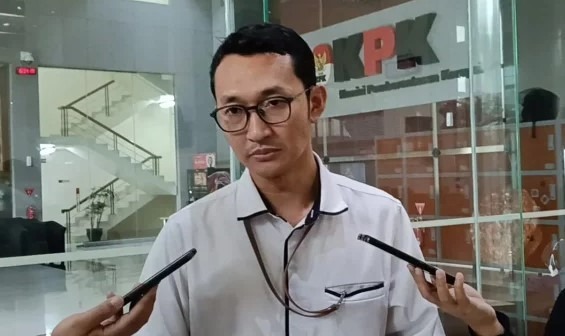 Juru Bicara KPK, Budi Prasetyo, mengatakan penyidik telah menerima konfirmasi ketidakhadiran yang bersangkutan dengan alasan sakit