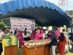 Kapolsek Serasan bersama warga saat kegiatan Gerakan Pangan Murah di Kecamatan Serasan Natuna.