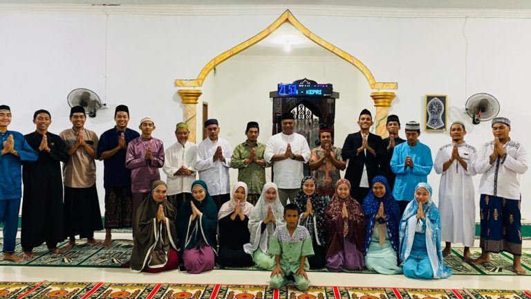 Mahasiswa STAI Natuna melaksanakan Safari Ramadhan di Masjid Al-Ukhro Kelarik Utara.
