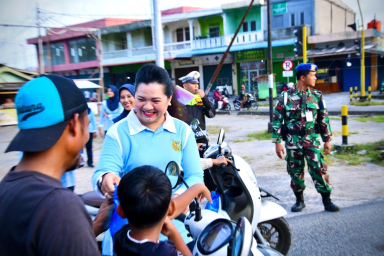 Pembagian takjil gratis oleh PIA Ardhya Garini Lanud RSA Natuna