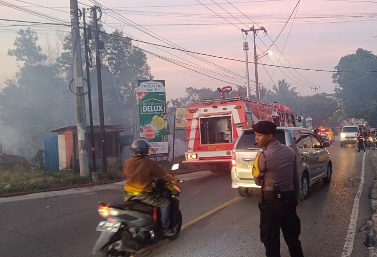 Kebakaran lahan kosong di Jalan RH Fisabilillah Km 8 Tanjungpinang