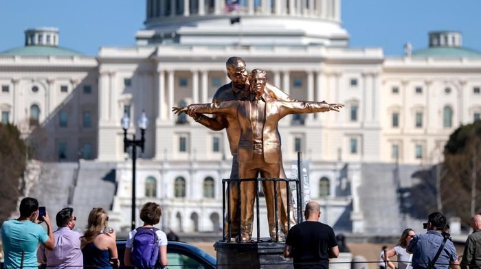 Patung satir Donald Trump dan Jeffrey Epstein pose Titanic di National Mall.