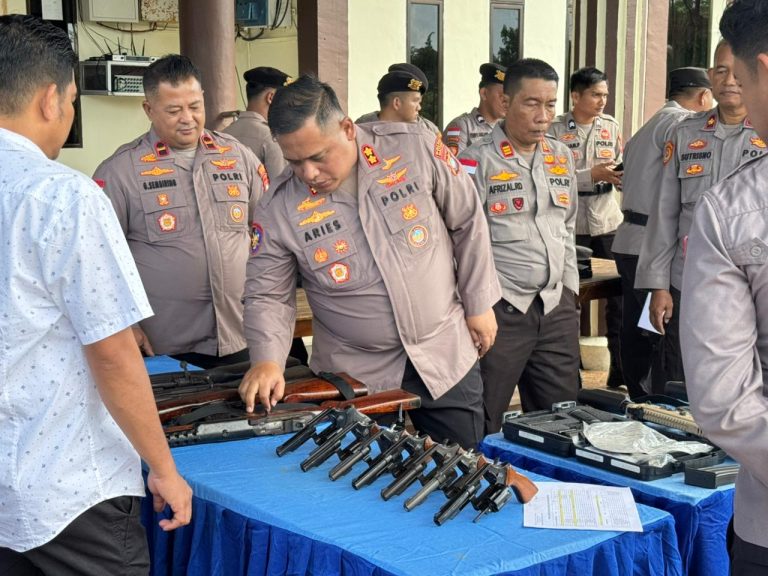 Kapolres Natuna memeriksa senjata api dinas personel