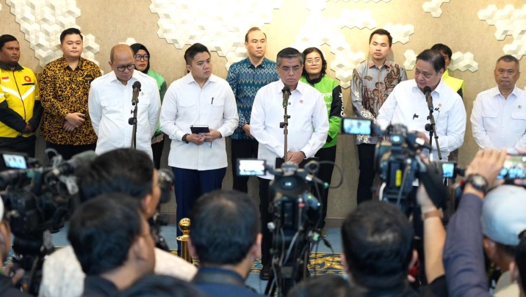 Menko Perekonomian Airlangga Hartarto saat konferensi pers kebijakan THR dan BHR Idulfitri 2026