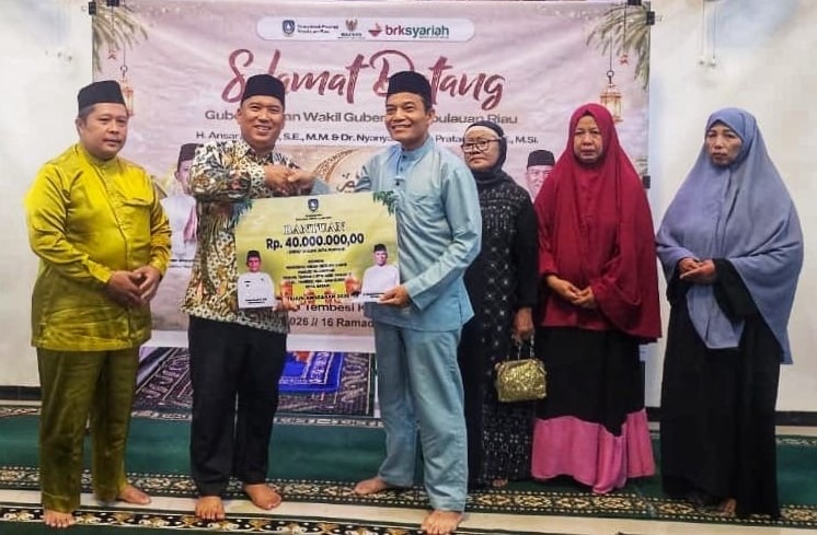 Wagub Kepri Nyanyang Haris Pratamura saat Safari Ramadan di Masjid Al Ghifari Batam
