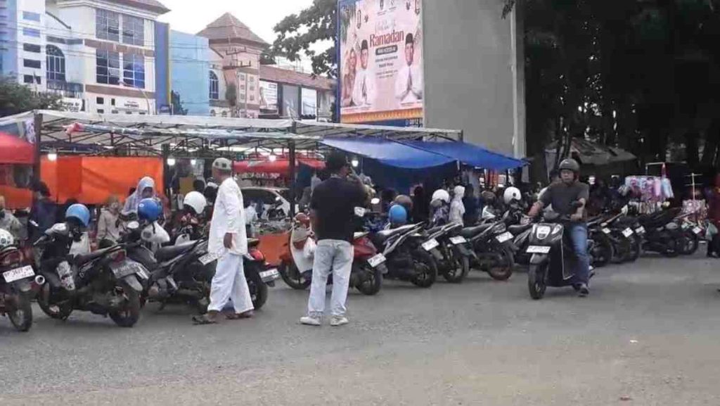 Petugas parkir bazar ramadan Tanjungpinang memberikan karcis parkir