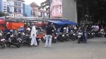 Petugas parkir bazar ramadan Tanjungpinang memberikan karcis parkir