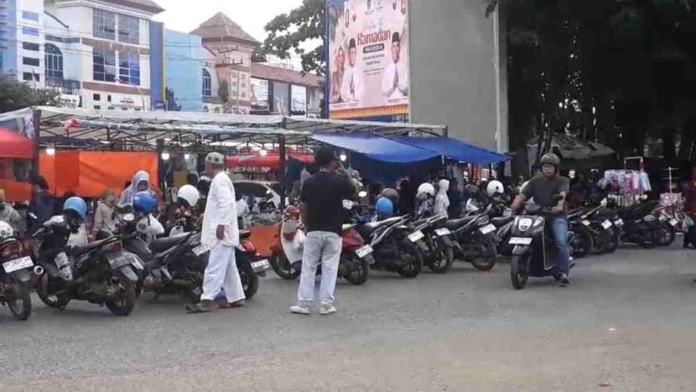 Petugas parkir bazar ramadan Tanjungpinang memberikan karcis parkir