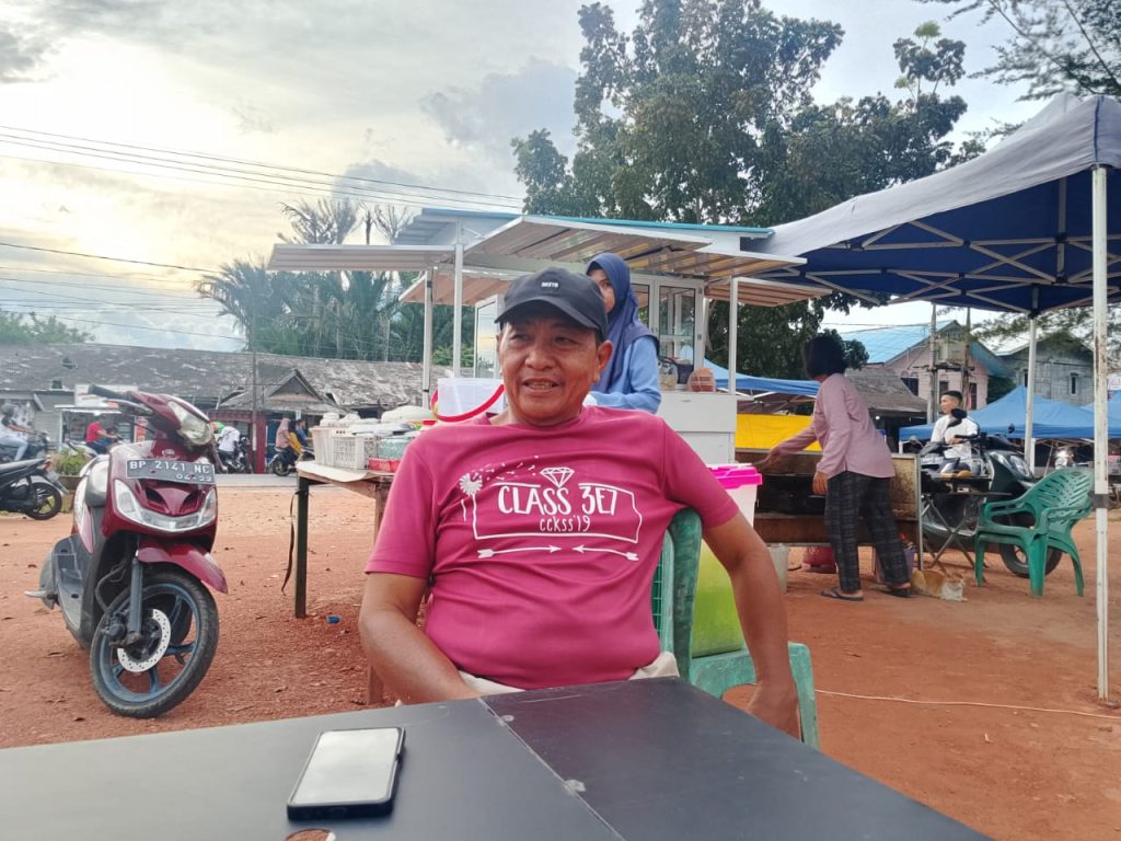 Pedagang kaki lima di kawasan Pantai Piwang Natuna