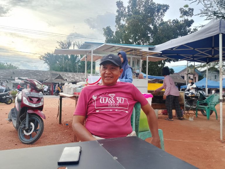 Pedagang kaki lima di kawasan Pantai Piwang Natuna