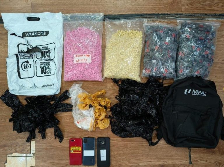 Barang bukti ekstasi dan pod vape etomidate hasil penangkapan Ditresnarkoba Polda Kepri di Sagulung Batam